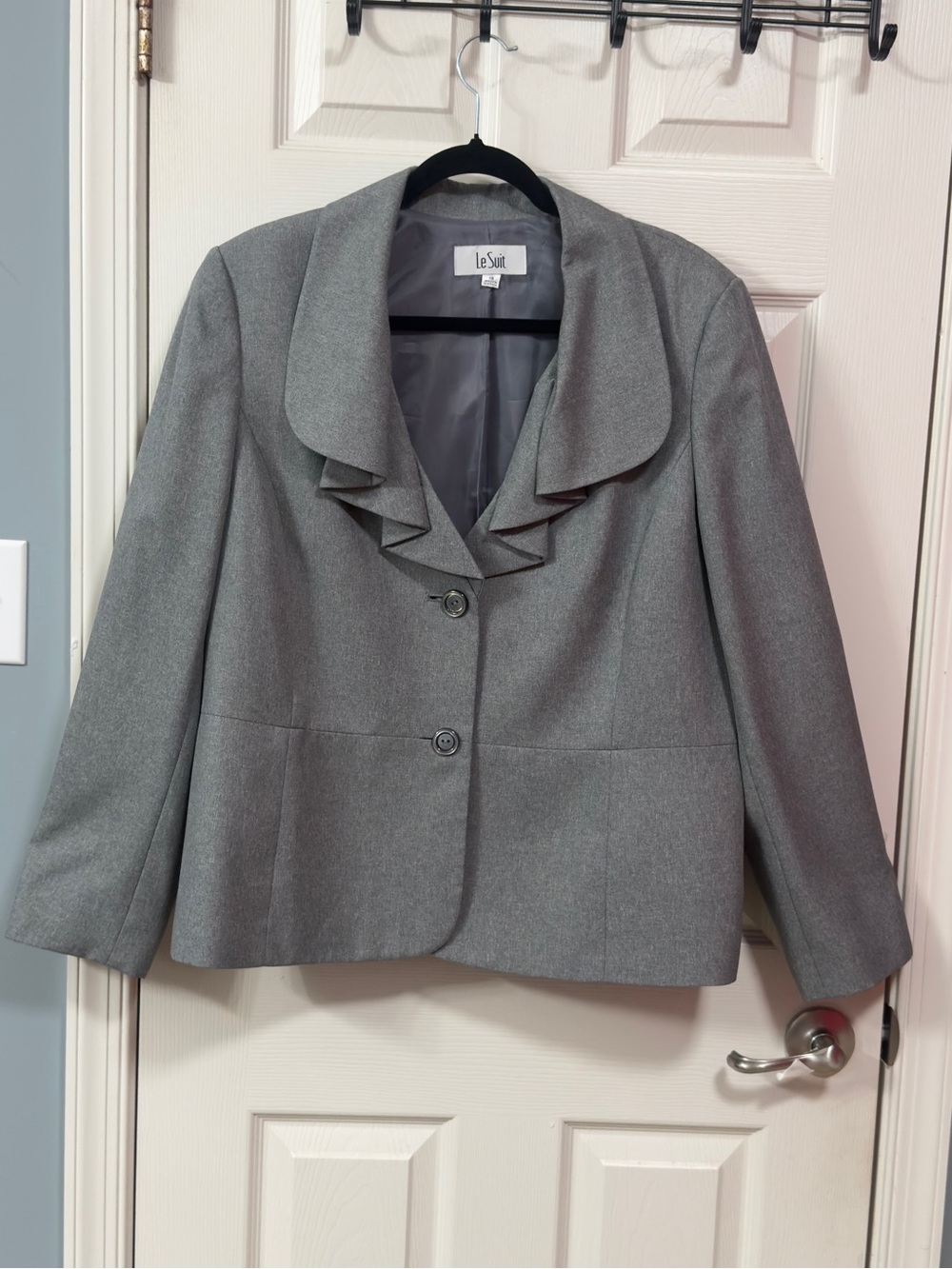 Le Suit Grey Ruffled Collar Plus Size Blazer Size 18/Office Wear Church Career - Picture 16 of 16
